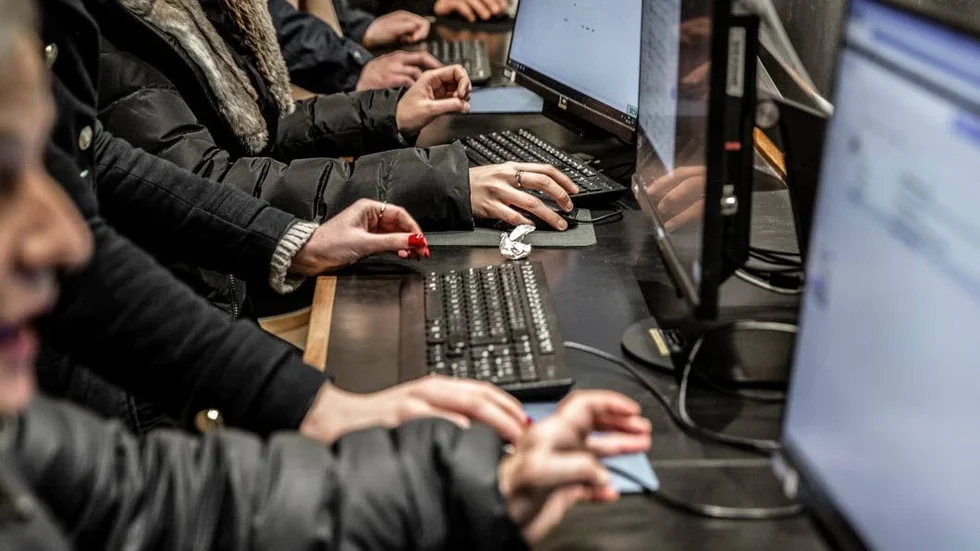 Doris Skoog är en av dem som dagligen gör digitala ärenden på biblioteket.