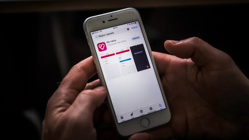 Via en app i mobilen, eller via datorn, kan man logga in för ett videobesök med exempelvis sin vårdcentral.