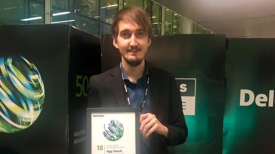Pontus Andersson (CTO på App Shack) med utmärkelsen från Deloitte.