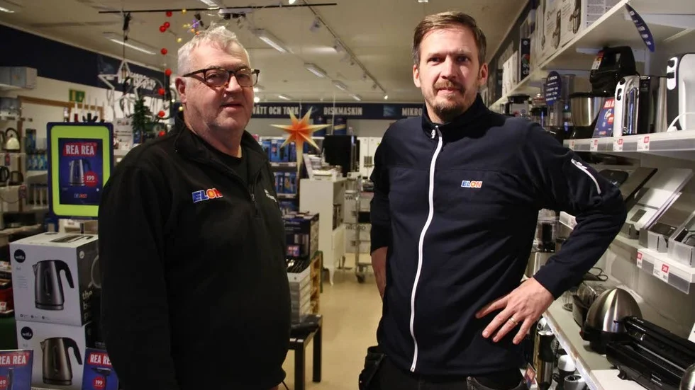 Leif Pettersson, grundare av Elonbutiken på Industrigatan i Tierp, välkomnar nya ägaren Marcus Vikander, som har ett förflutet som installatör och arbetsledare hos lokalkonkurrenten Petterssons El.