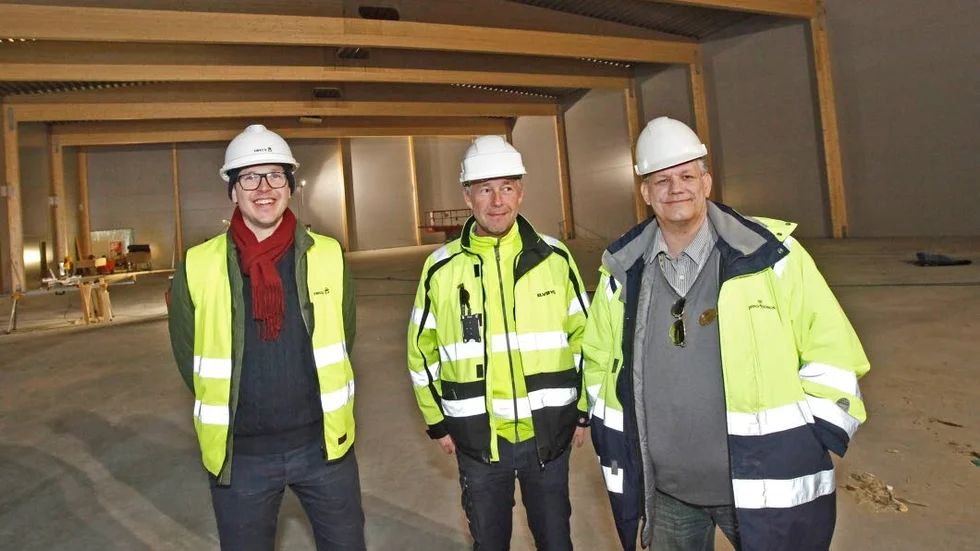 Peter Vägermark, vd Elvbygg AB i mitten inför taklagsfesten för Enahallen i mars i år. Patrik Törnevik t v, Claes Lagelius t h.