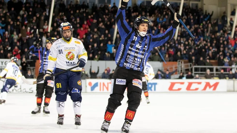 Markus Kumpuoja jublar efter ett av Sirius nio mål mot Falun på annandagen. 2 083 tittade på.