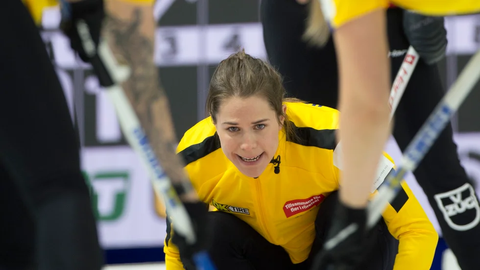 Sveriges skipper Anna Hasselborg under en tidigare match i curling-VM.