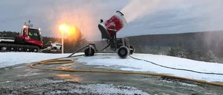 Snökanoner igång trots svår väderlek