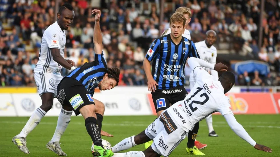 Närkamp. Sirius mittfältare Sam Lundholm i närkamp med Östersunds Ken Sema i matchen på Studenternas IP i höstas.