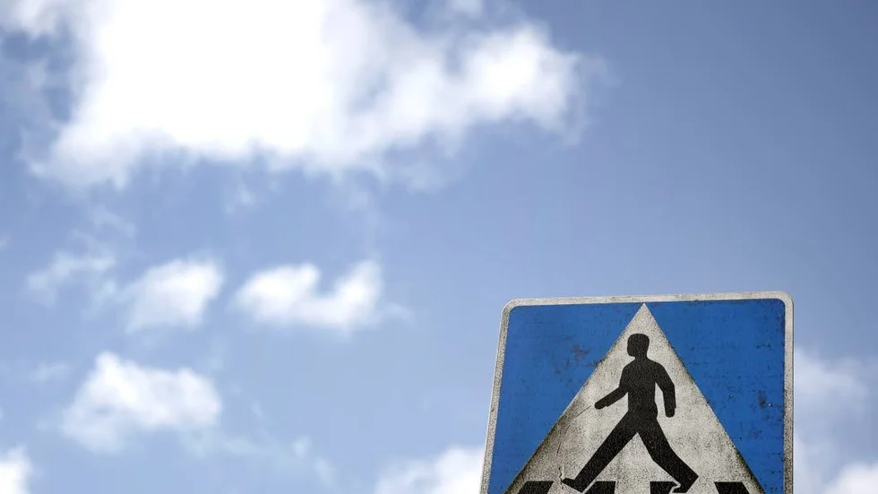 Olycka. Föraren, som är i 80-årsåldern, körde ner en skylt i trafiken.