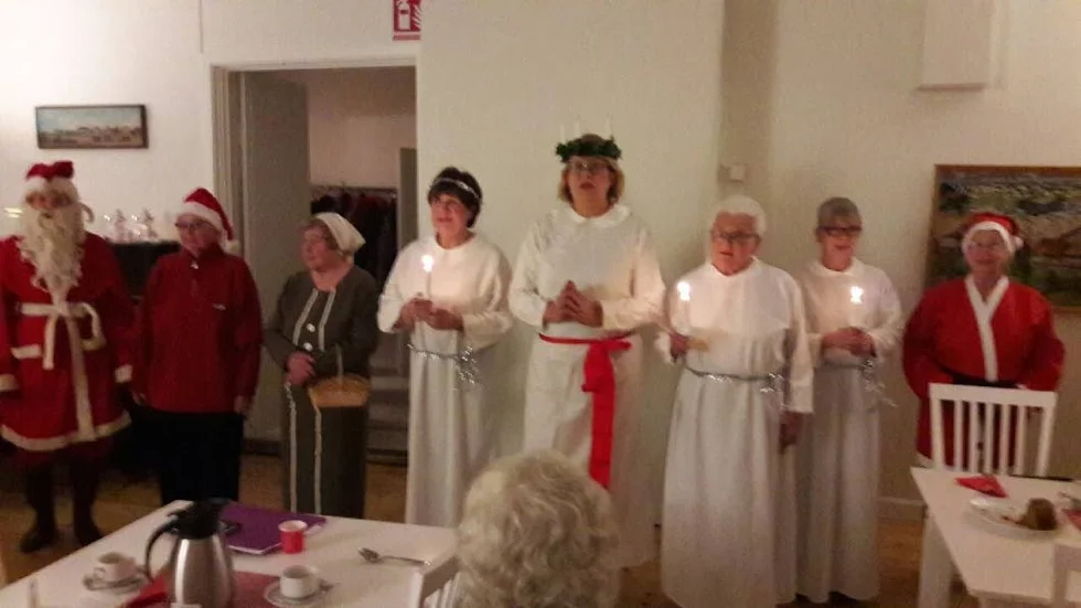 Sång. Litslena hem och samhälle bjöd på luciatåg.
