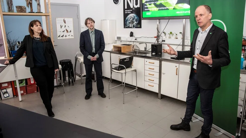 På måndagen presenterade Miljöpartiet i Uppsala sitt program inför höstens val. Fr v kommunalrådskandidaten Linda Eskilsson, riksdagsledamoten Niclas Malmberg och kommunalrådet Rickard Malmström, flankerad av uppstoppade djur på Biotopia, där presskonferensen hölls.