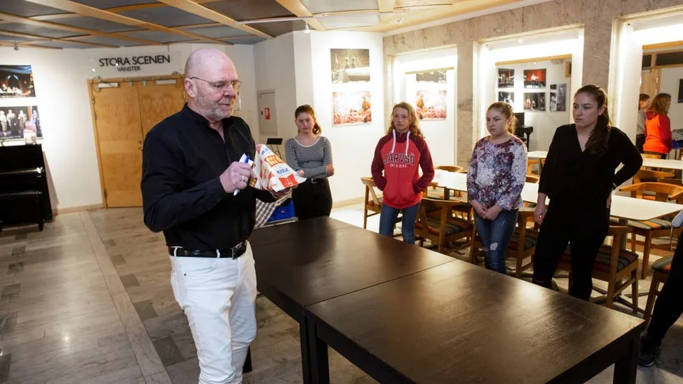 Rekvisita. – Ibland måste man tillverka saker, det kan vara allt från mjölkkartonger till kläder, säger Pär Gustafsson.