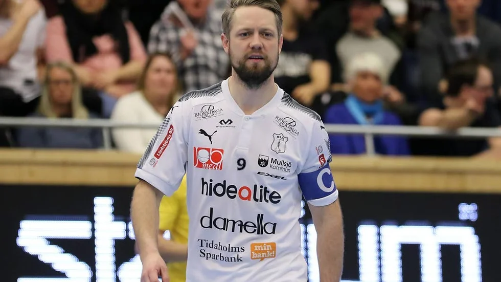 Besviken. David Gillek efter lördagens tunga förlust för hans Mullsjö. Nu har Storvreta tagit finalgreppet.