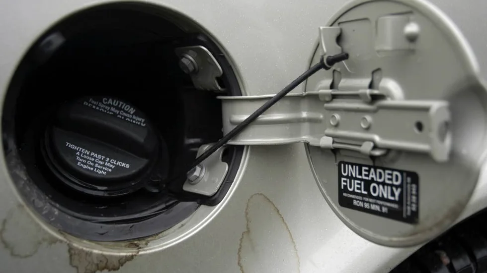 Tanklock. Någon hade brutit upp det.
