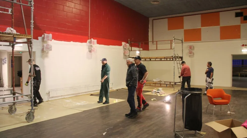 Ansiktslyftning. Sedan årsskiftet har ett antal medlemmar i Söderfors Folkets husförening jobbat intensivt med att rusta Stora salen i Parkhallen.