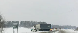 Lastbil åkte ner i diket