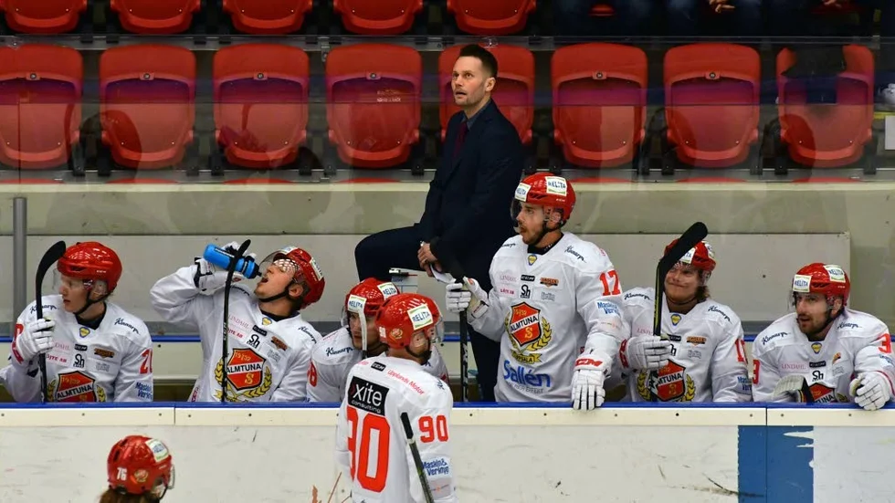 Jagar uppåt. Almtunatränaren Martin Gudmundsson har två nya spelare med i onsdagens trupp mot Modo.