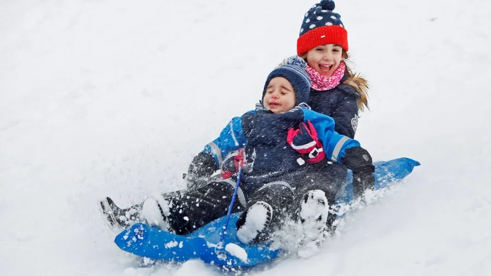 Michelle och Noah tycker att snö är det bästa som finns.