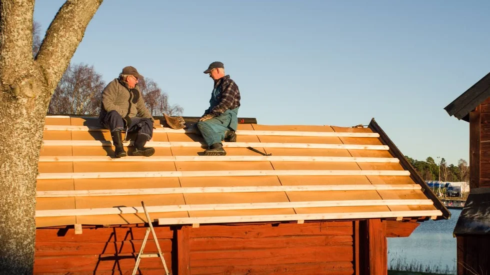 På hög nivå. Peter Rudolphson och Leif Eriksson planerar för takarbetet.