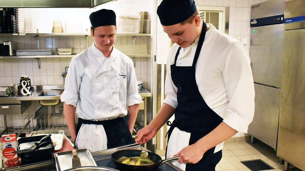 Elias Nilsson och Timon Lundström färdigställer abborren.