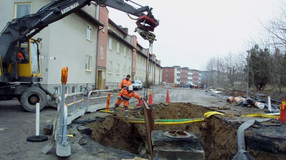 Fler höjningar att vänta. De senaste årens taxehöjningar i svenska kommuner är för låga i förhållande till behoven av investeringar för en långsiktigt hållbar och miljöriktig hantering av vatten- och avlopp, anser branschorganisationen Svenskt Vatten AB.  Här syns byte av vatten- och avloppsledningar på Stora Nygatan i Östhammar.
