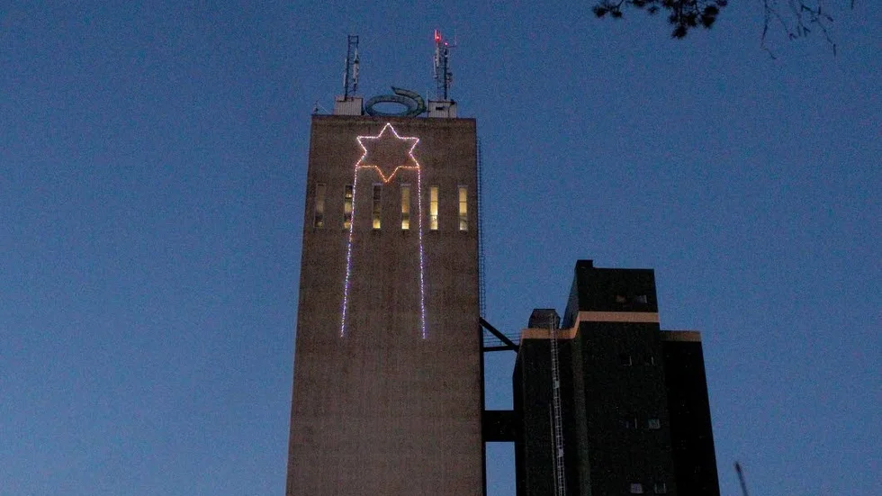 Stor. Julstjärnan är sju gånger nio meter och nästa år ska den få ännu fler ljusslingor.