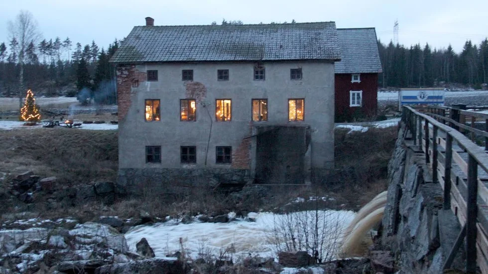 Gårdsbutiken ligger en bit från själva gården, vid Lillån som leder ut i Alstasjön.