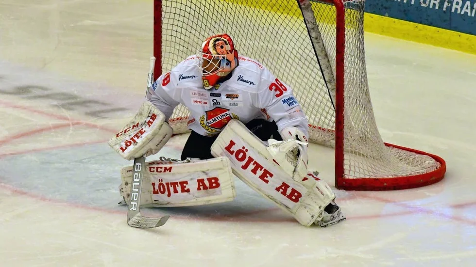 Tillbaka. Oscar Fröberg höll nollan vid senaste besöket i Ljungby Arena. Återbesöket blev inte lika kul.