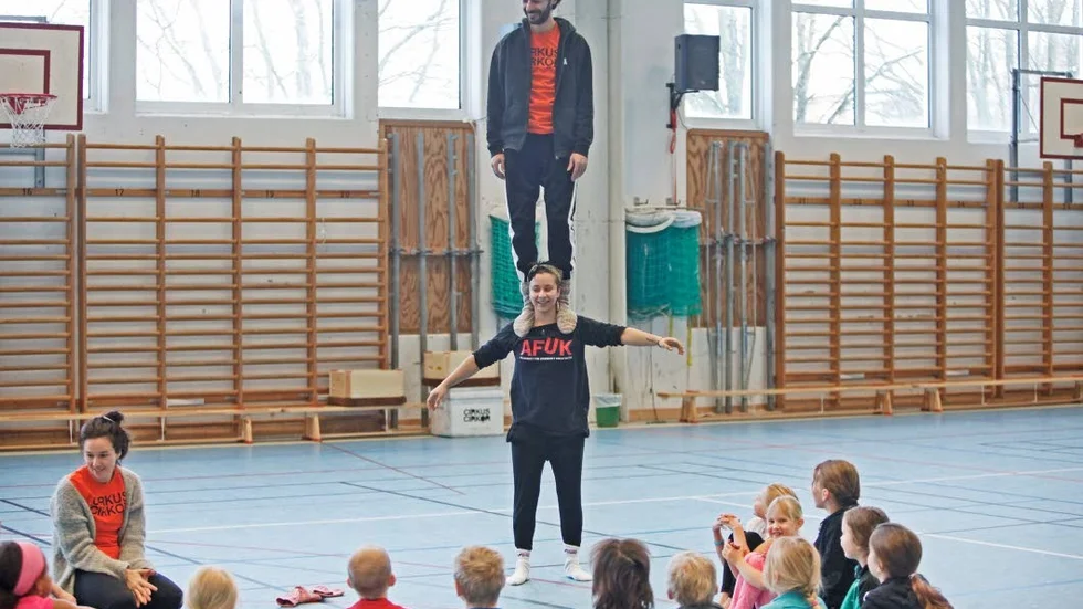 Tillsammans. Alla har vi en artist i oss och alla som vill prova på kan hitta sitt eget uttryck.