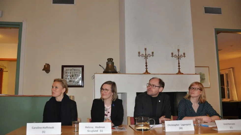 Skolintresserade.  Vid mötet i Gamla Uppsala medverkade kommunpolitikerna Caroline Hoffstedt, Helena Hedman Skoglund, Unn Harsem och Christopher Lagerqvist.