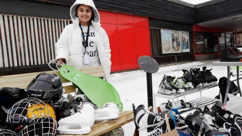 Sport. Zenya Takmaji tycker att det är en jättebra idé med en fritidsbank. 
Nu kan vem som helst låna. Zenya vill gärna låna en fotboll. 
Mamma Jamila är nyfiken på vad allt heter. Hon vill inte låna varken skidor eller skridskor - hon håller sig till att låna böcker på biblioteket, det är säkrast hävdar hon.