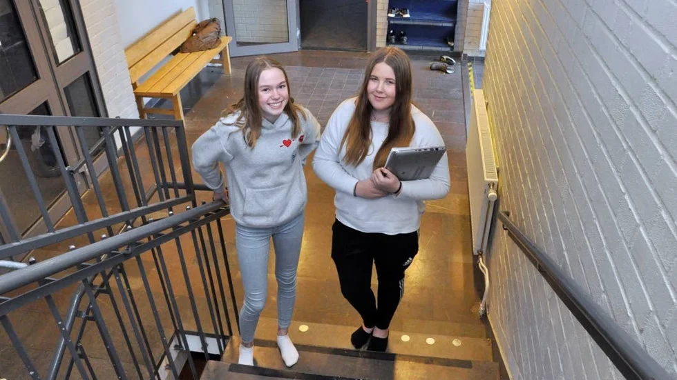 Mycket arbete. Johanna Eriksson, till vänster, är en av projektledarna i arbetet med showen. Sara Andersson ingår i marknadsföringsgruppen.
