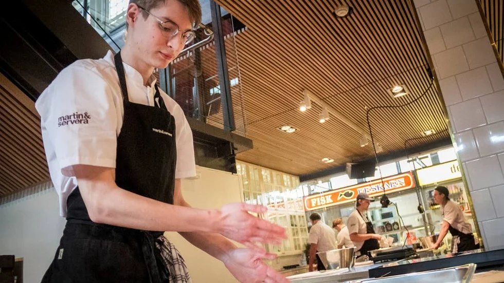 Kakor. Vid UNT:s besök bakar eleverna kakor till invigningen av köket.