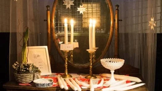 Snygg display. Handstöpta stearinljus till antika ljuskronor och -stakar producerade i Gurresta.