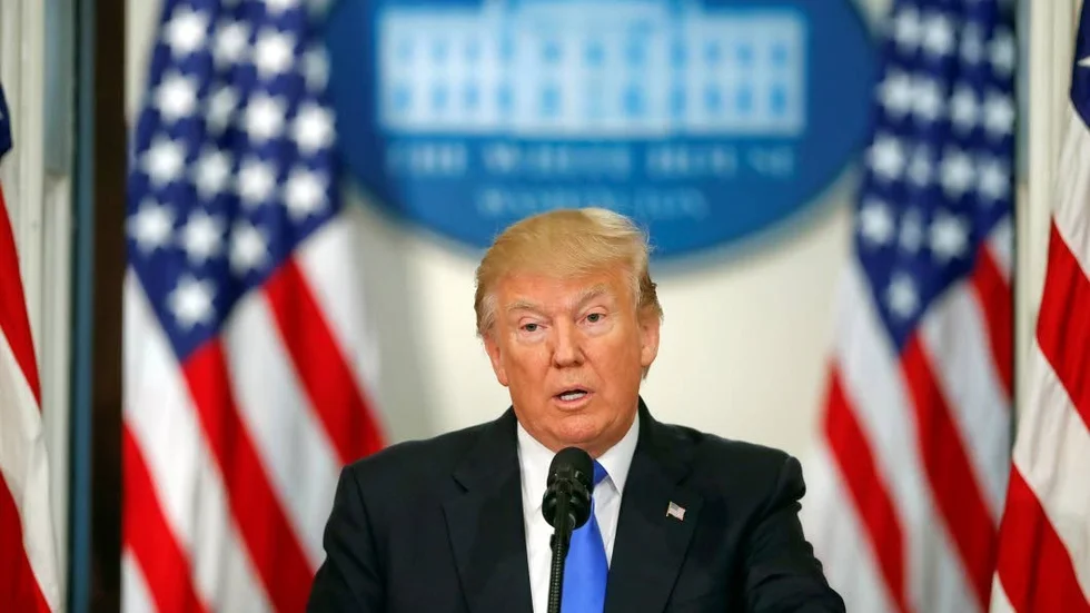 Det hela började med det amerikanska presidentvalet i november 2016. Begreppet ”falska nyheter” blir ungefär 30 gånger vanligare i medierna från och med november 2016 och trenden har sedan dess hållit i sig.