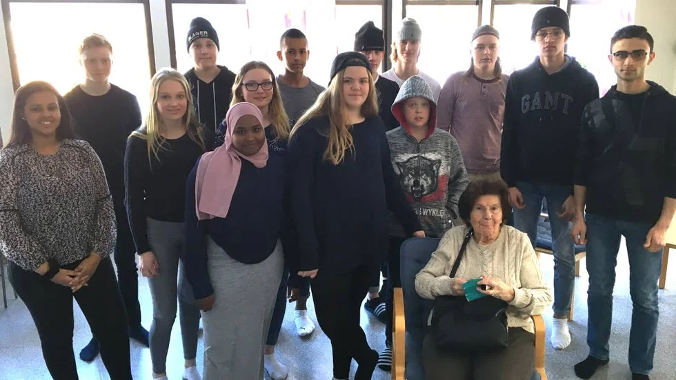 Ovanligt besök. Elever i elevrådet på Vallonskolan i Gimo, med överlevaren Livia Fränkel som kom till Sverige år 1945 efter att ha suttit i koncentrationsläger i Auschwitz.