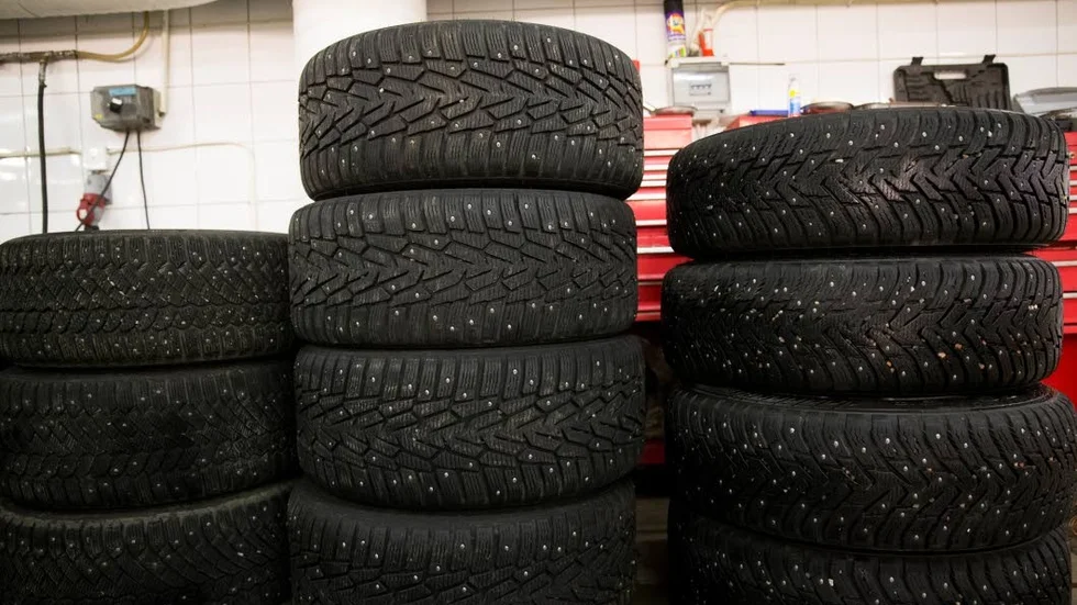Däck. Ett däck kom studsande på motorvägen.