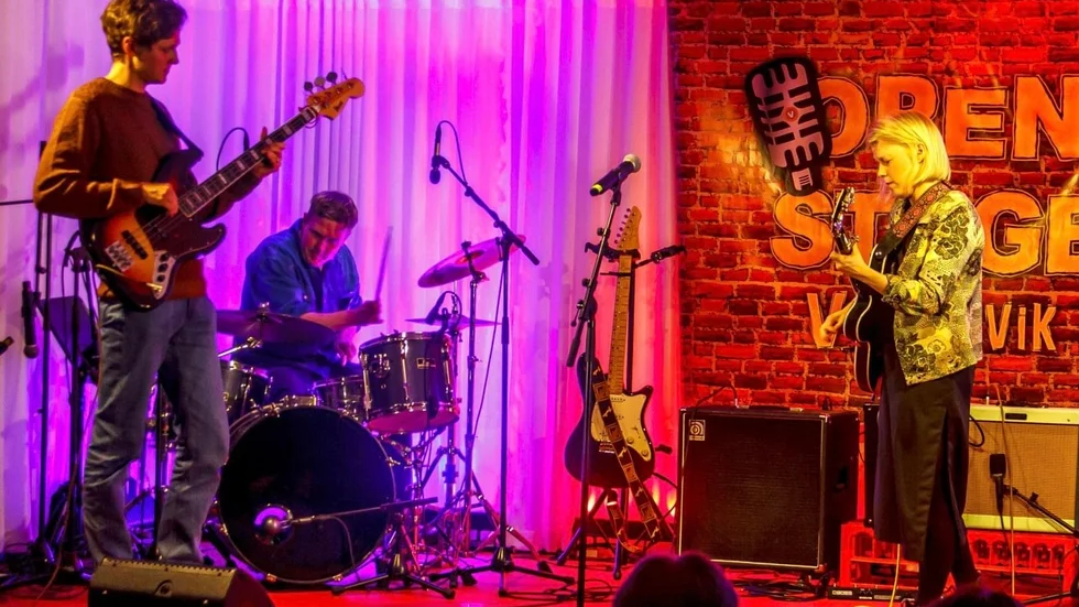 Under marskonserten slog Open Stage insamlingsrekord. Pengarna gick till att stötta Ukraina. På bilden, som är från den senaste konserten, syns Maja Johansson & Friends.