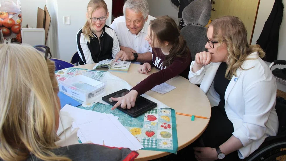 Matematik i praktiken. Liberalernas tidigare partiledare Bengt Westerberg och Julia Andersson (t h), tillsammans med elever från särskolan i Gimo i Östhammars kommun. Här syns eleverna Jennifer Clarke och Emma Cavka i GRS 2 som räknar på vad ett tält plus tre sovsäckar skulle kosta.