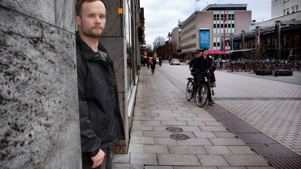Det är vanligen genom att spana på lägenheter och hotell som Jonathan Oja och hans kolleger på Uppsalapolisen tar fast sexköpare. "Vi samarbetar med hotell och ibland får vi tips från privatpersoner som kanske till exempel reagerat på att det springs hos grannen.”