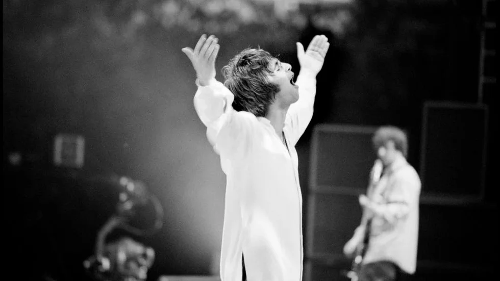 Oasis kaxige sångare Liam Gallagher på scen i dokumentärfilmen "Oasis: Supersonic".