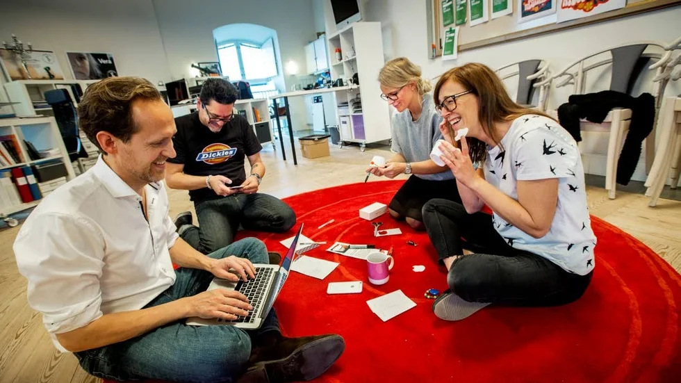 Roligt på arbetstid. Anders Bäccman, Patric Thulin, Charlotte Zacharoff och Anna-Klara Kling spånar säljidéer.