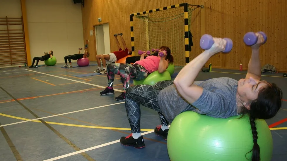 Gymnastikträning med pilatesboll är allsidig och ger bland annat styrka och förbättrad balans. Hantlar är bra komplement vid träningen.