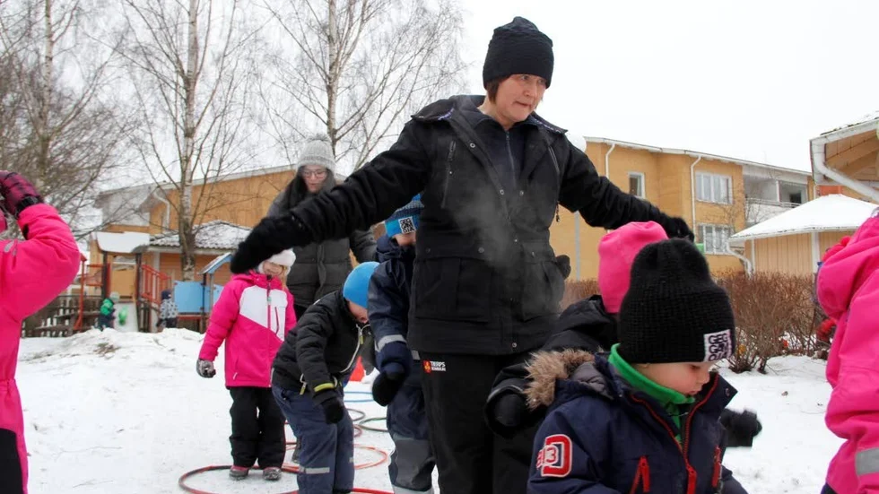Rörelseglädje. Förskolan Björkgården firade Grön flagg med att gå en hinderbana. Här prövarförskolläraren Anne-Marie Karlsson, som jobbat mycket med projektet, banan med barnen.
