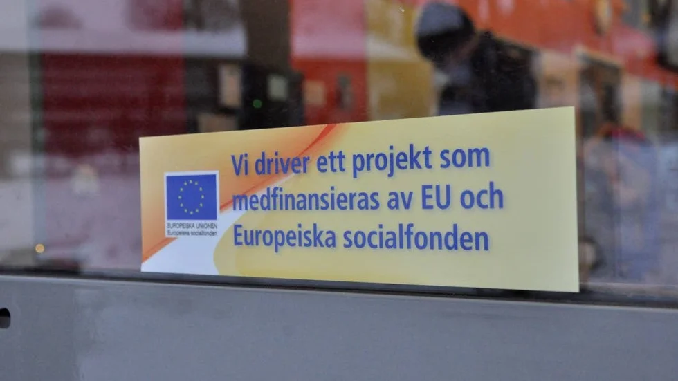 Klistermärke. Projektet #jagmed medfinansieras av EU och därför sitter denna dekal på dörren till Österbyskolan.