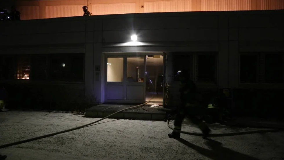 Brandkåren på plats efter att taket på Livets Ords:s lokaler börjat brinna.