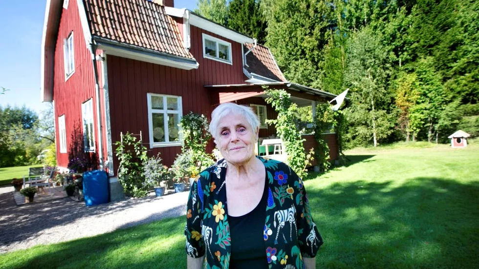 Har återvänt till sitt barndomslandskap. Under sommarhalvåret bor Elsie Johansson och Thore i det röda huset på Vikstaheden, alldeles intill platserna där hon själv föddes och växte upp.