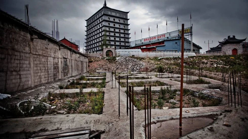 2012. Älvkarleby kommun åker till Kina för att utöva påtryckningar för att Dragon Gate ska färdigställas.