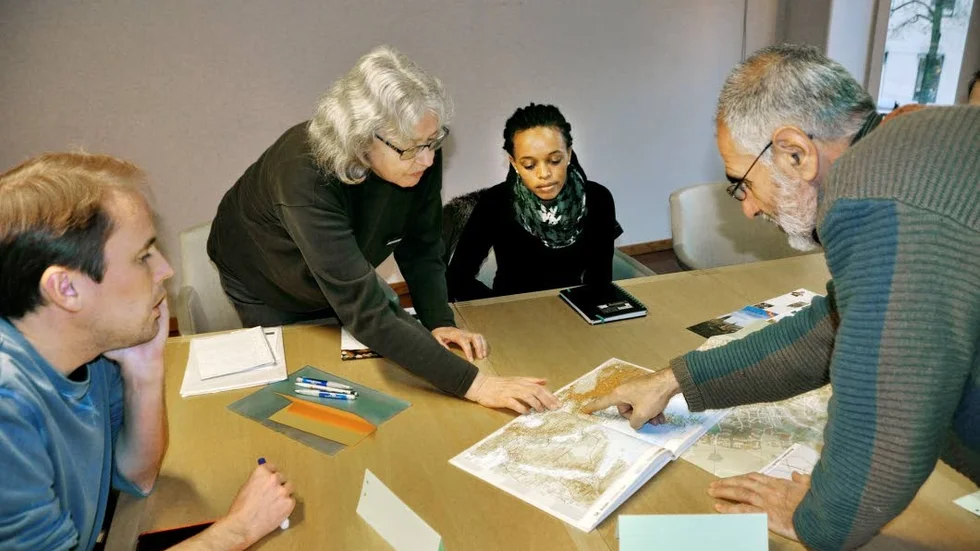 Geografikoll. Ziauddin Rahmani visar på kartan var hans hemland Afghanistan ligger för samtalsledarna Jerker Danielsson och Ingrid Nilsson samt gruppdeltagaren Tighisti Melake från Eritrea.