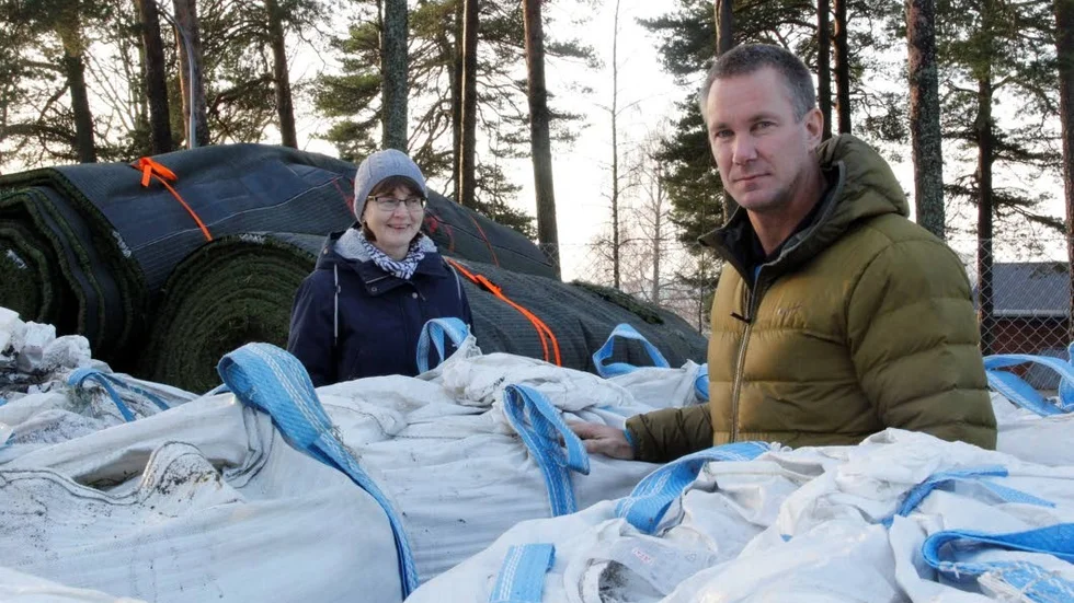 Bäddar för rörelsegläde.  Patrik Melin och Gunilla Ström från Tierps kultur- och fritidskontor inspekterar lasten från Sandviken.