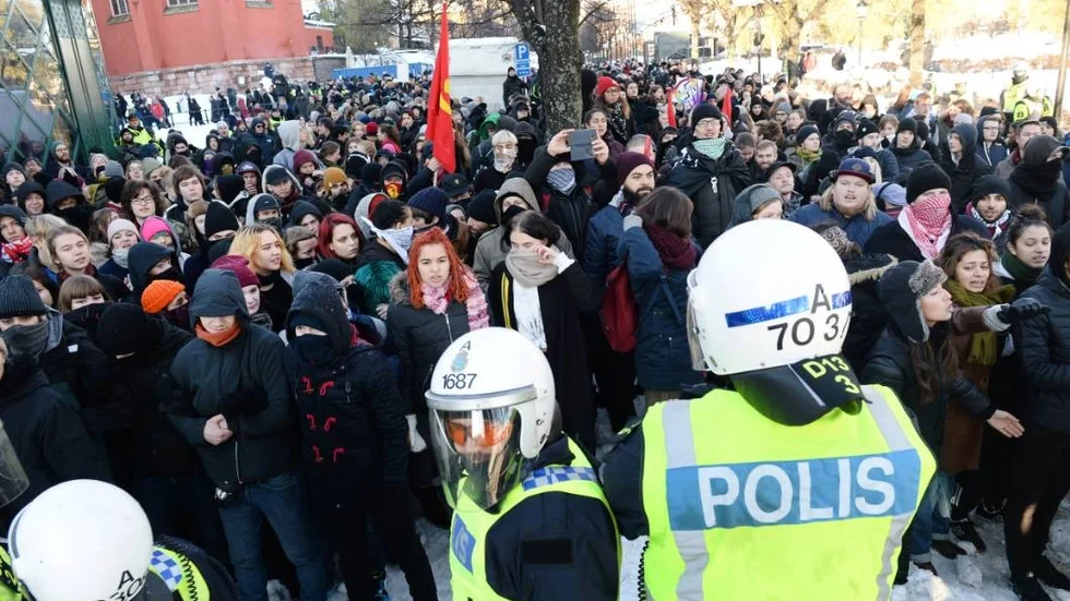 Denna bild är från Kungsträdgården tidigare på lördagen: Polisen håller undan motdemonstranter när Nordiska motståndsrörelsen samlas för sin demonstration.