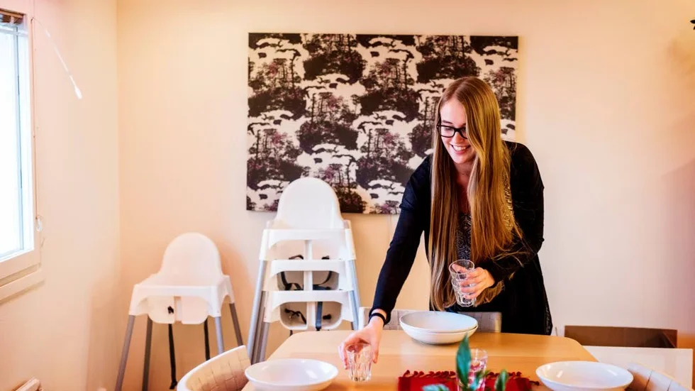 Dukar. Kvällskafét på Kvinnobyrån inleds alltid med en gemensam middag. Sedan går mammorna till ett annat rum och Ellen Ström och hennes volontärskolleger tar hand om barnen.