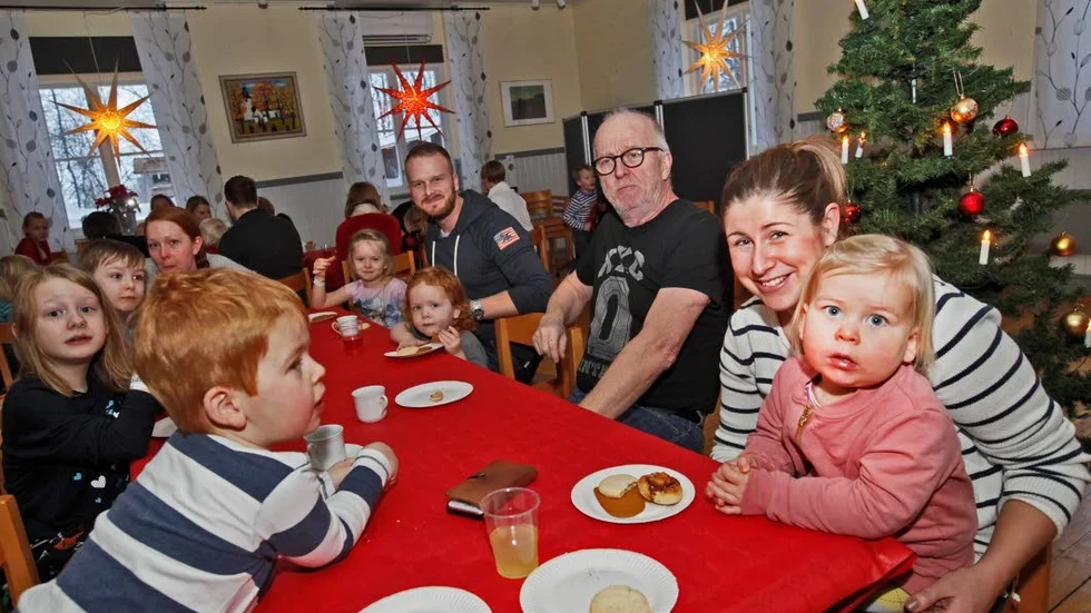 En del av fem familjer Nybergh fikar i väntan på tomten.